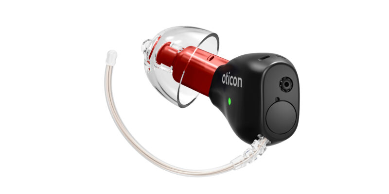 Oticon Zeal（オーティコン・ジール）の右耳用の拡大画像で耳栓はユニバーサルタイプが装着されている