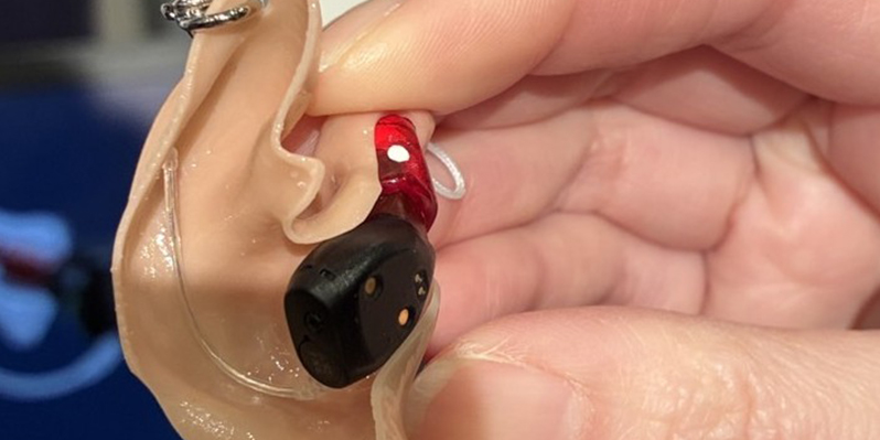 耳の模型（右耳）にOticon Zeal（オーティコン・ジール）を装着した状態。耳の模型の一部がカットされていて内部の状態を確認できるサンプルを撮影。