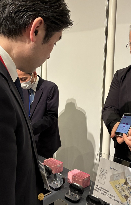 Oticon Zeal（オーティコン・ジール）でBluetoothの新規格AURACASTを体験中を撮影。