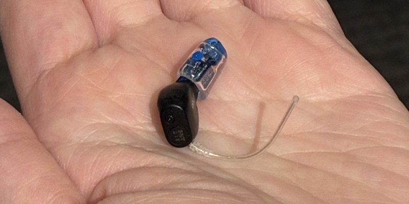 左耳用のOticon Zeal（オーティコン・ジール）を撮影。先端には耳の型に成型した硬質素材のマイクロモールドが装着されている状態。