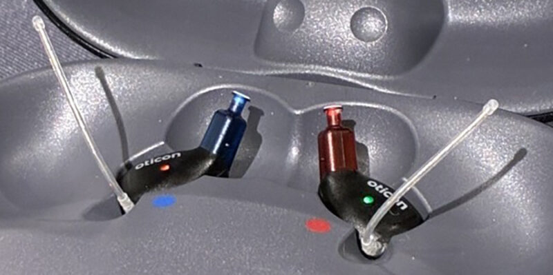 Oticon Zealの充電中の状態を撮影。